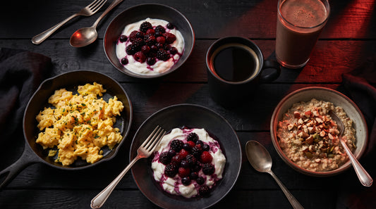 Proteinreiches Frühstück von oben – Eier, Skyr, Kaffee – SpacePower