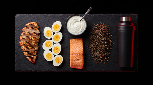 Proteinreiche Lebensmittel Flatlay – wie viel Protein am Tag – SpacePower
